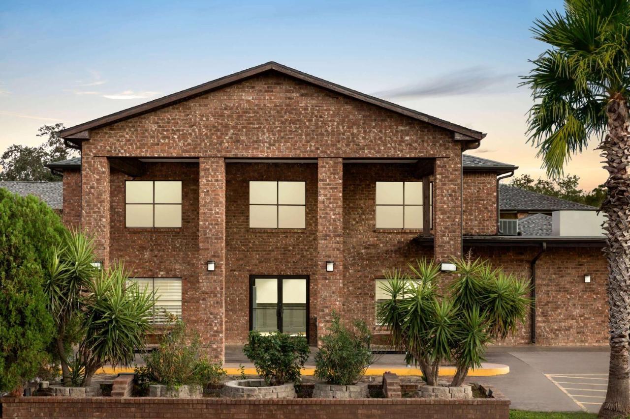 | Super 8 by Wyndham Universal City