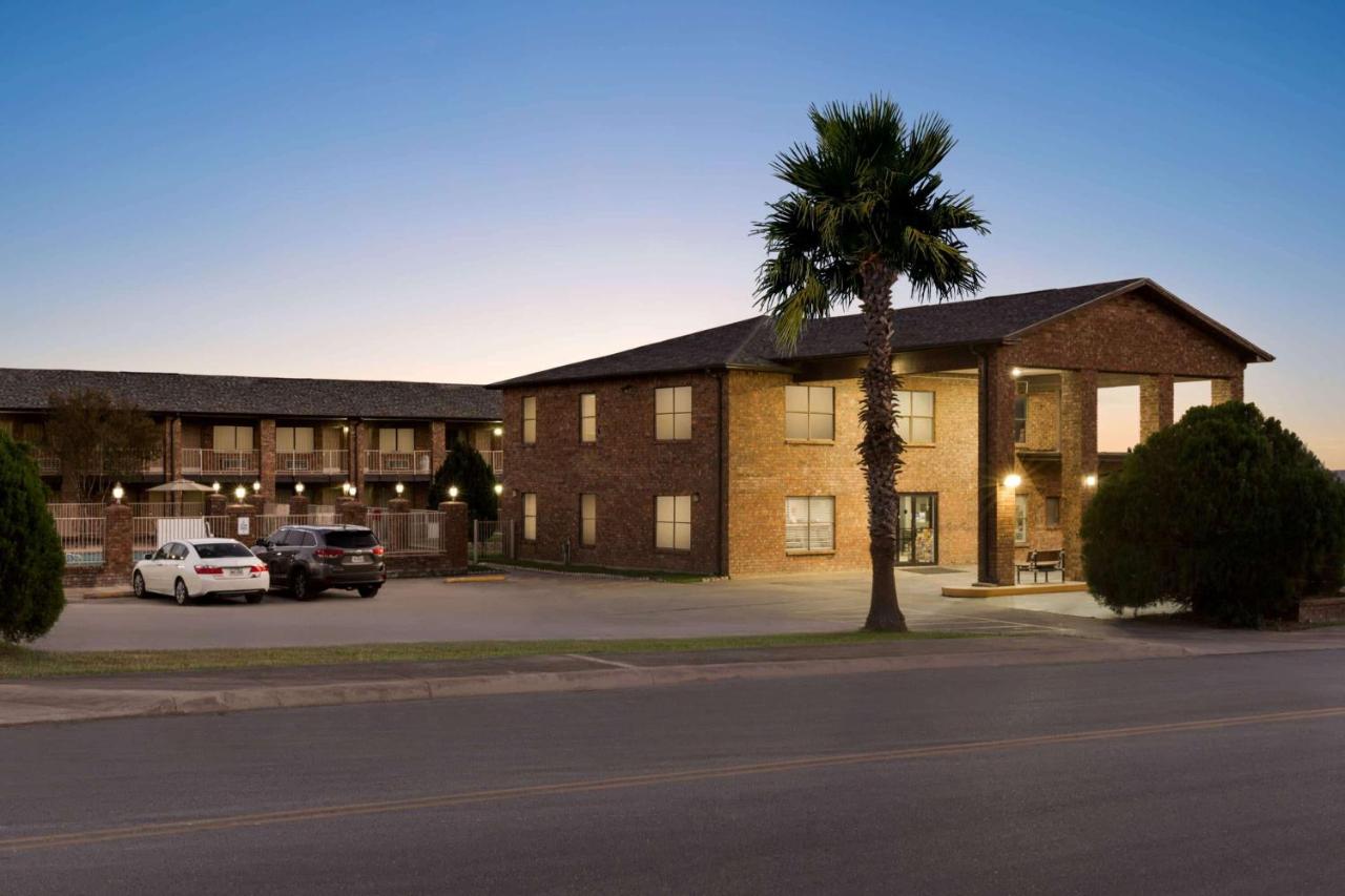 | Super 8 by Wyndham Universal City