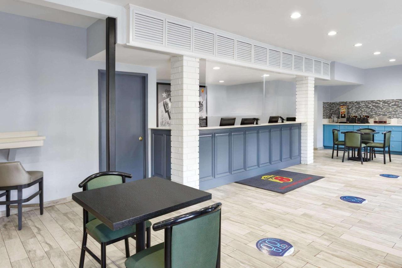 | Super 8 by Wyndham Universal City