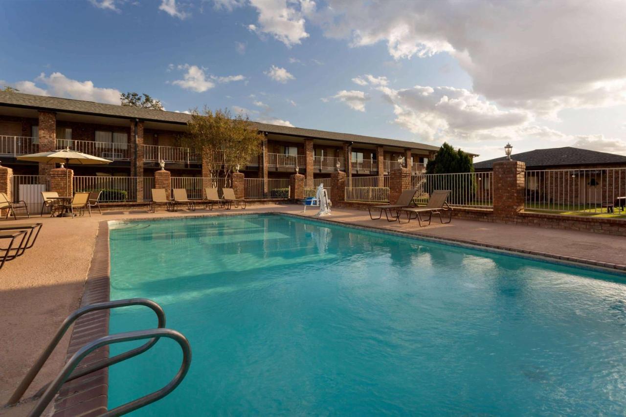 | Super 8 by Wyndham Universal City