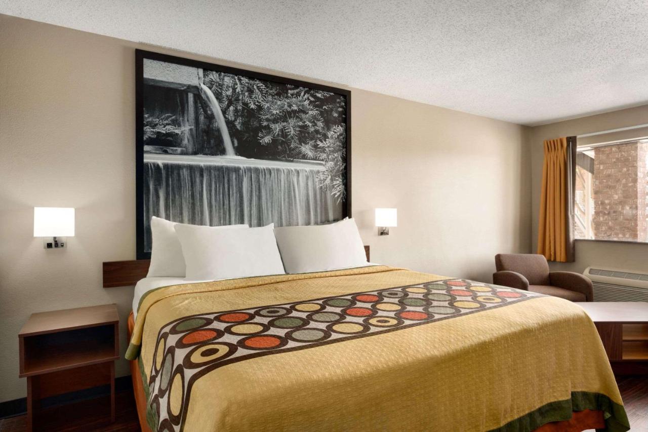 | Super 8 by Wyndham Universal City