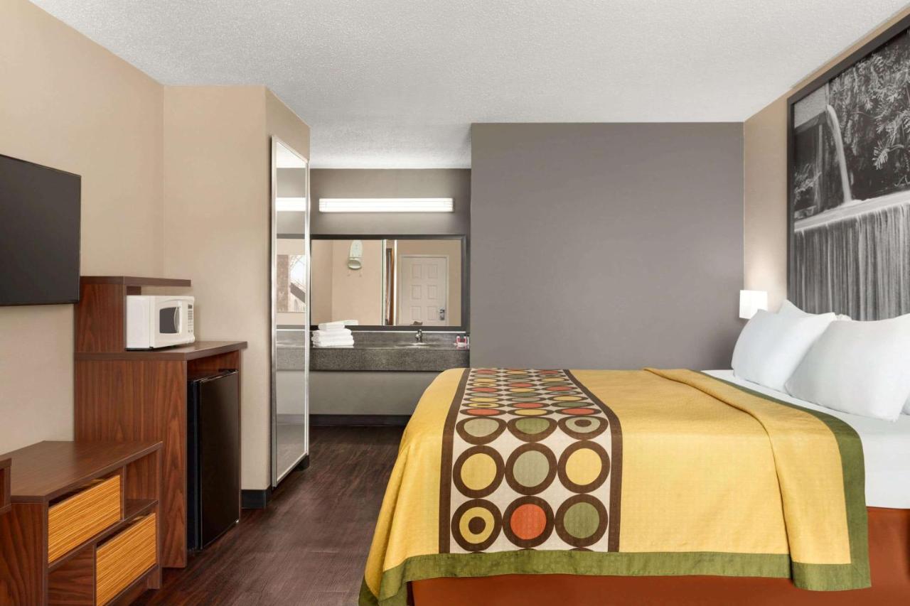 | Super 8 by Wyndham Universal City