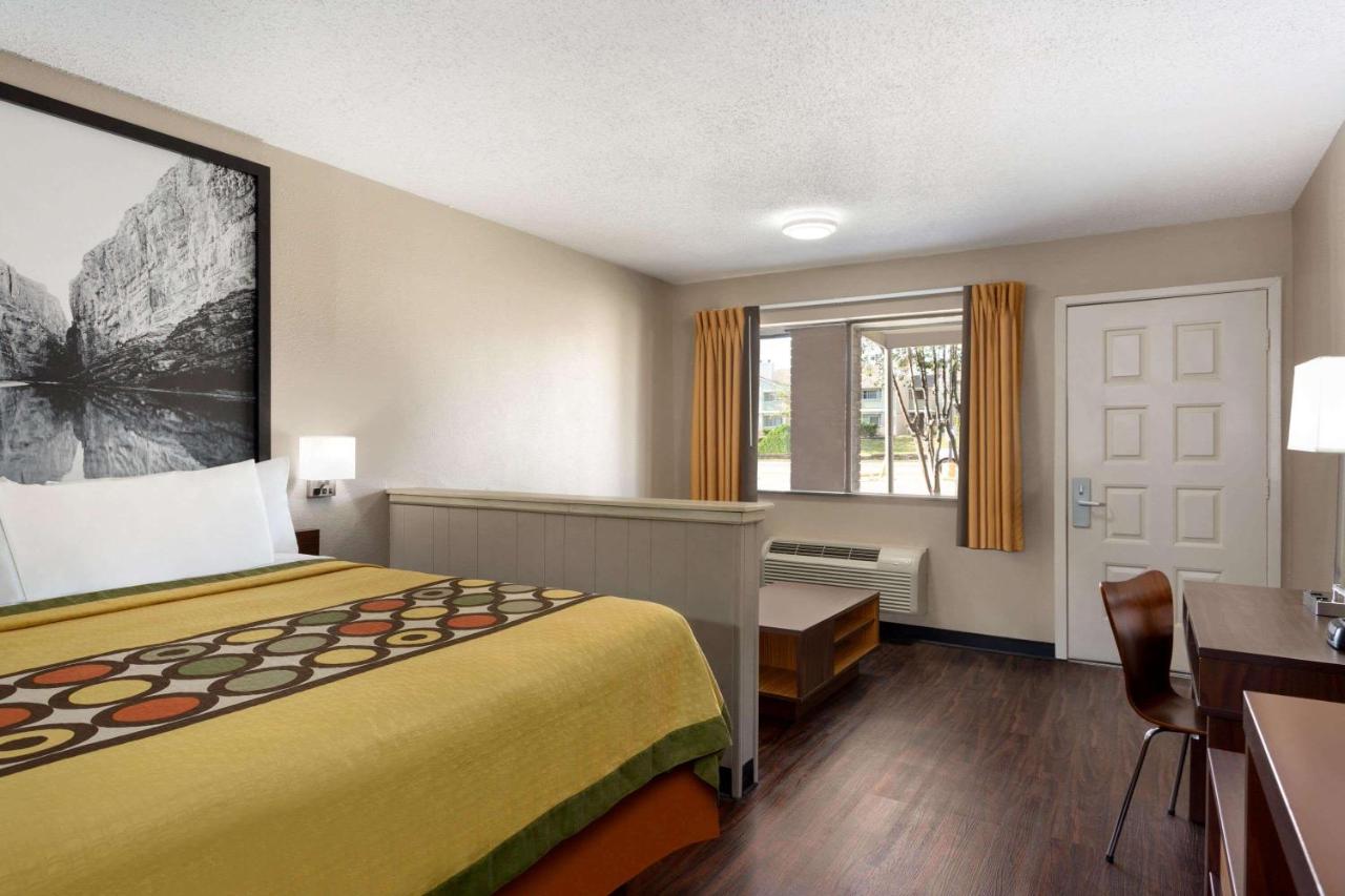 | Super 8 by Wyndham Universal City