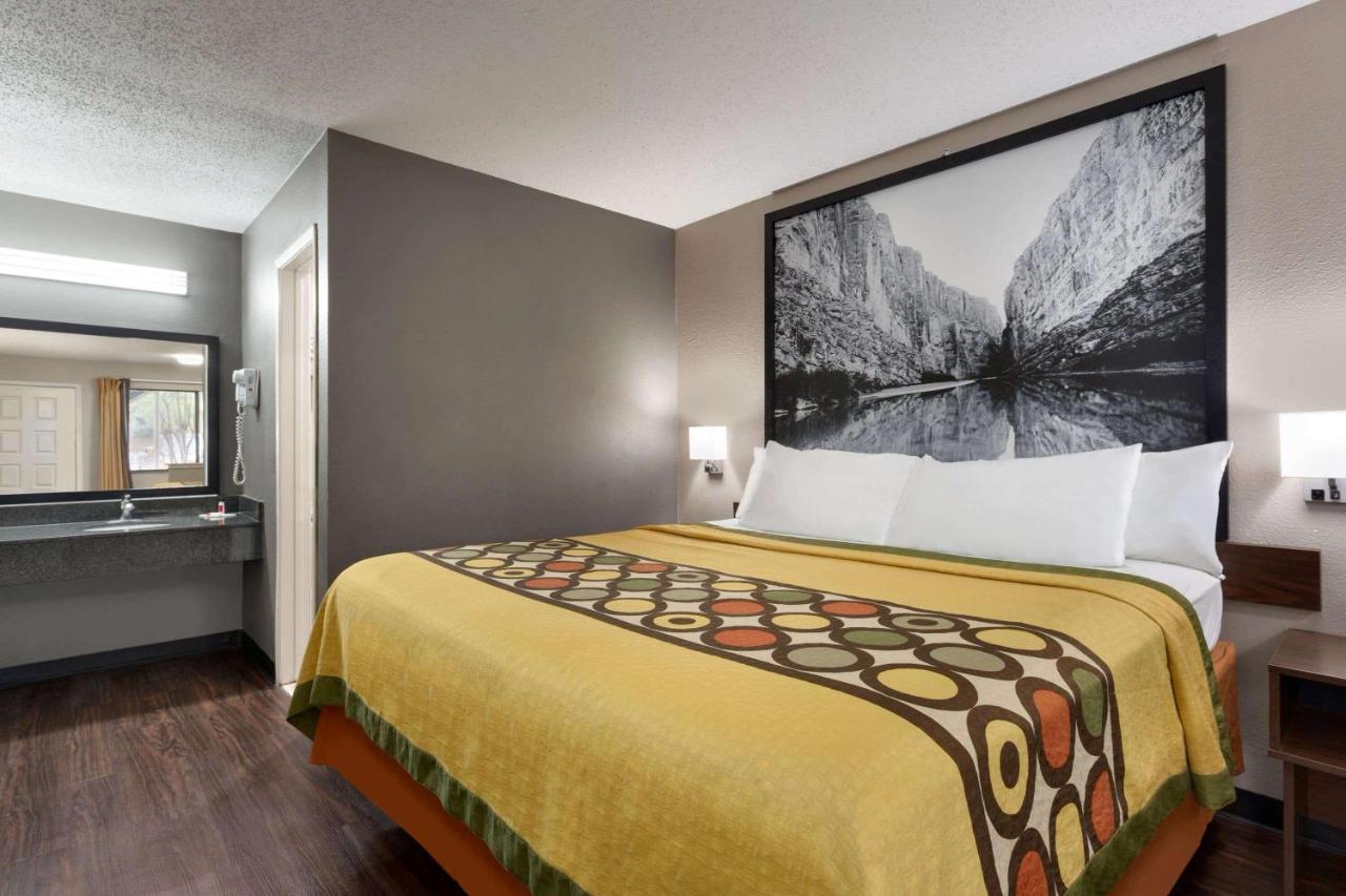 | Super 8 by Wyndham Universal City