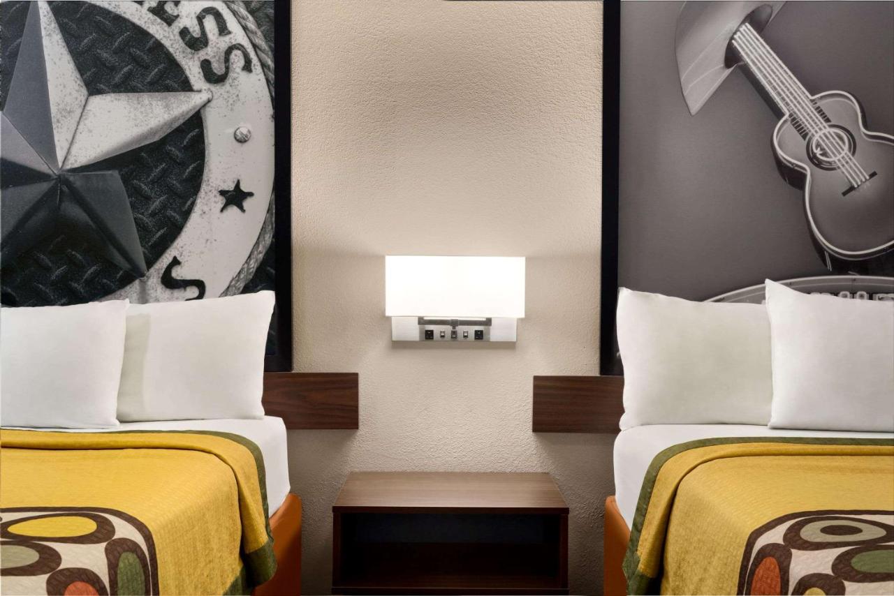 | Super 8 by Wyndham Universal City