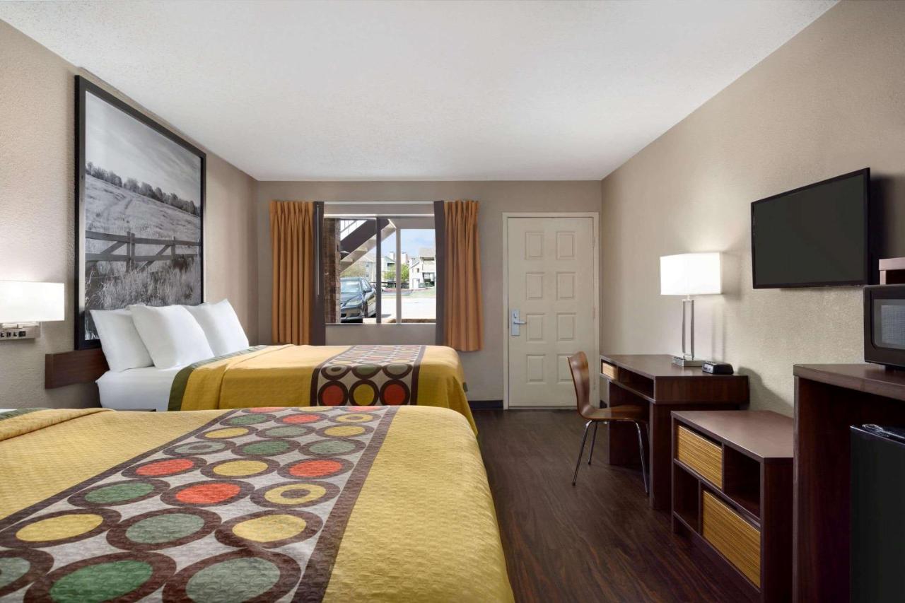 | Super 8 by Wyndham Universal City