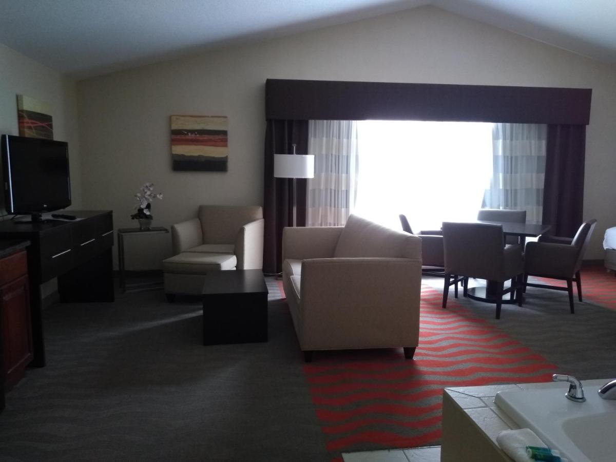 | Holiday Inn Express Hotel & Suites Waterford, an IHG Hotel
