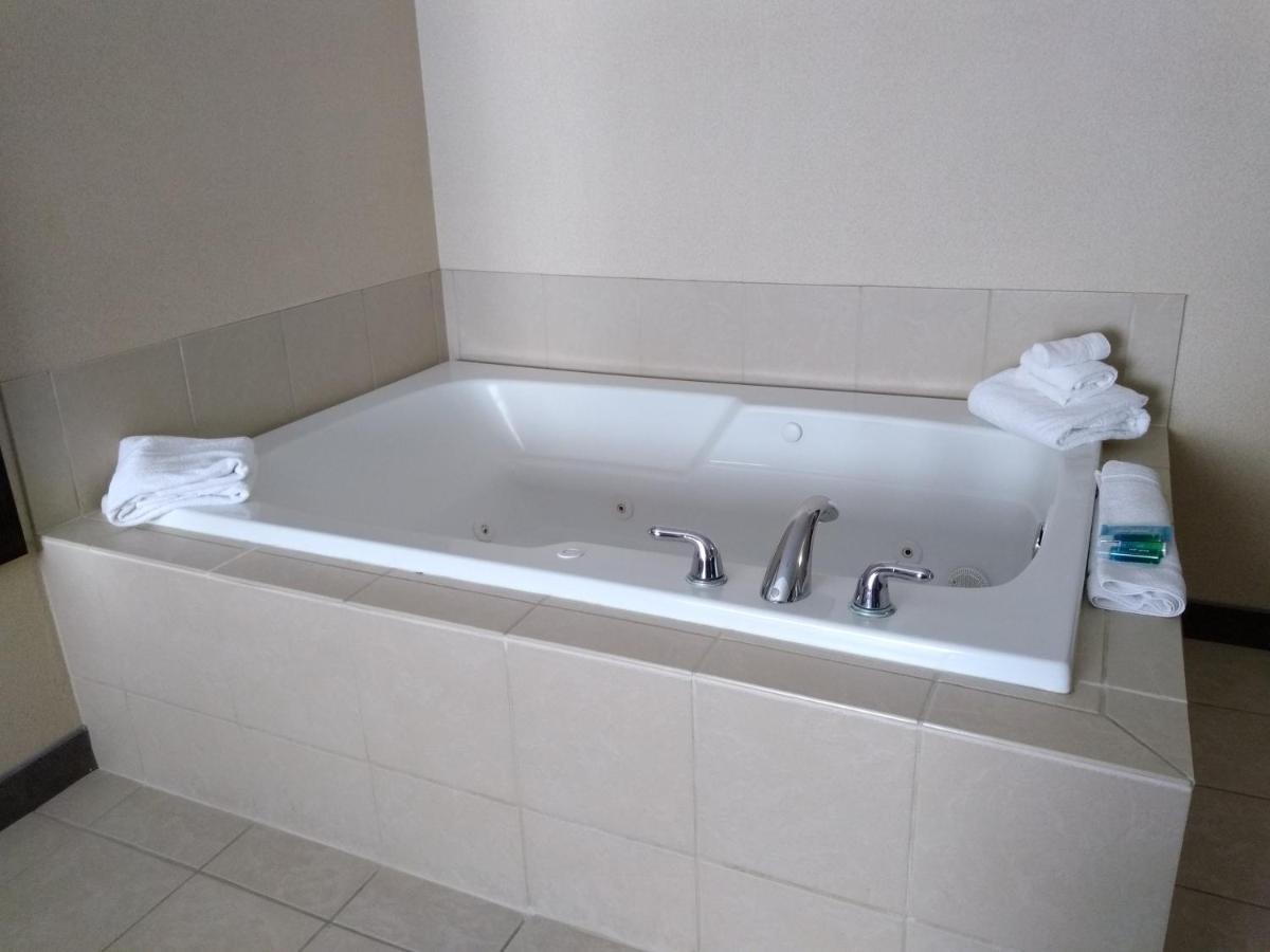 | Holiday Inn Express Hotel & Suites Waterford, an IHG Hotel