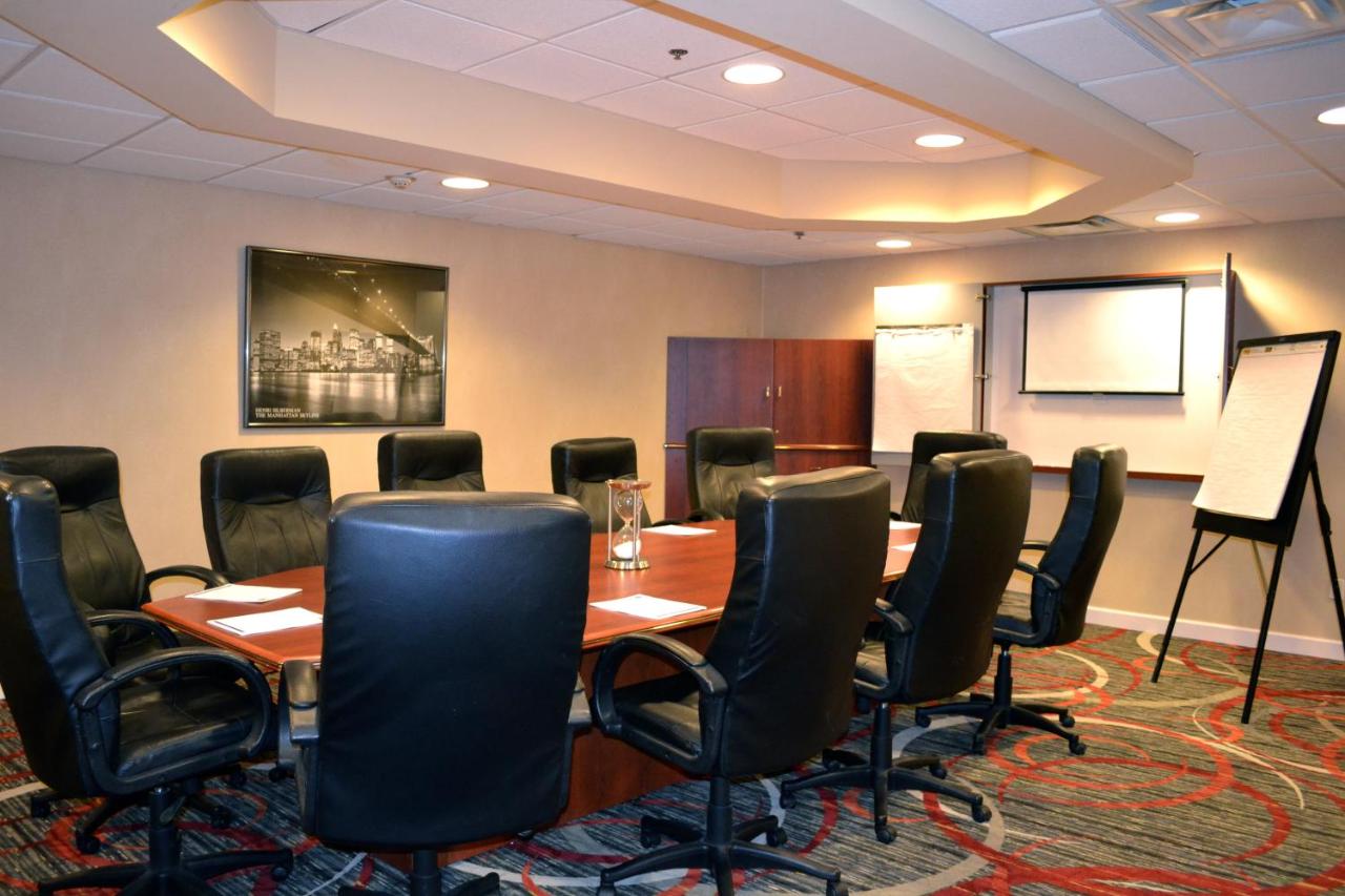 | Holiday Inn Express Hotel & Suites Waterford, an IHG Hotel