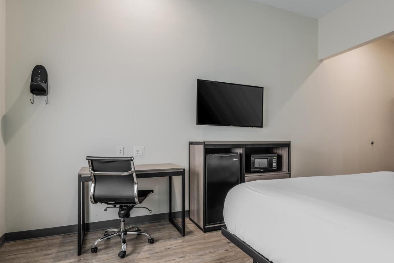 King Room at Red Lion Inn & Suites Katy