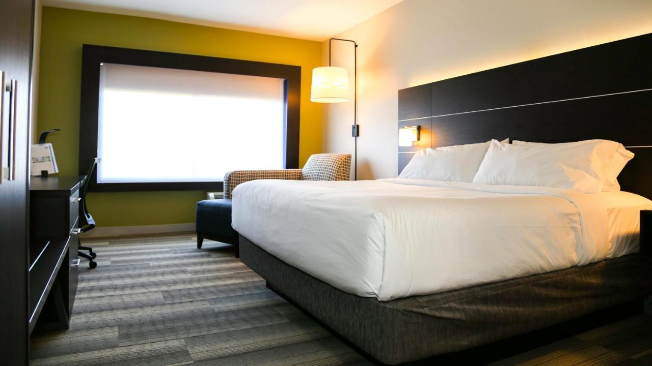 Leisure King Room - Non-Smoking at Holiday Inn Express & Suites Kingston-Ulster by IHG