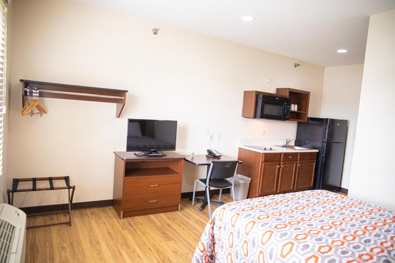 Queen Studio at White House Suites