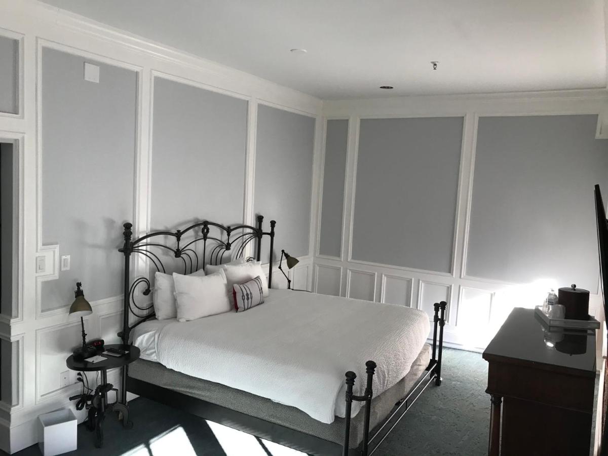 King Room - Disability Access at River Street Inn