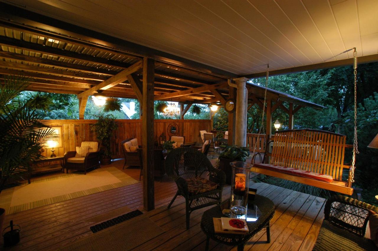 | 1825 Inn Bed and Breakfast