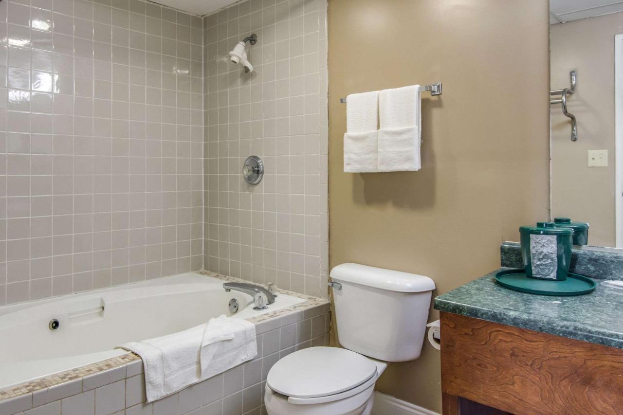  | Rodeway Inn & Suites