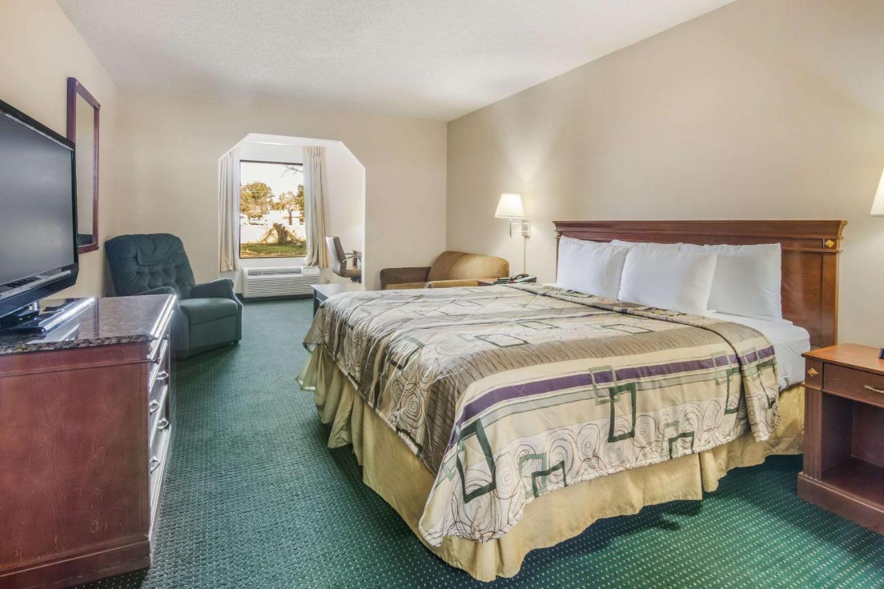  | Rodeway Inn & Suites
