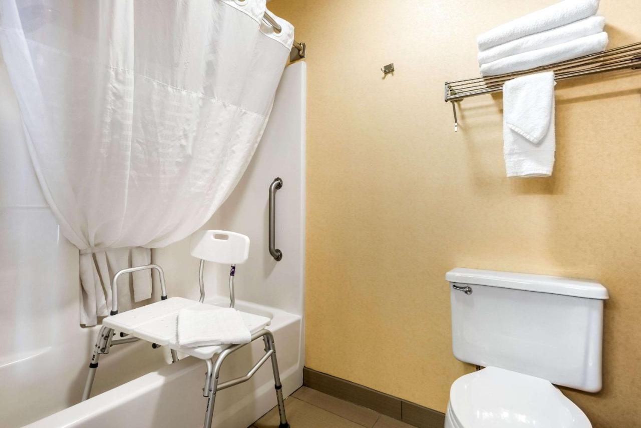 King Room - Accessible/Non-Smoking at Quality Inn Pueblo North