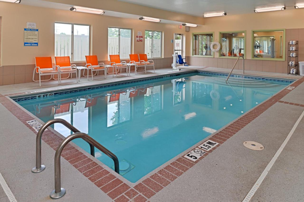  | Holiday Inn Express Hotel & Suites Cincinnati-Blue Ash, an IHG Hotel
