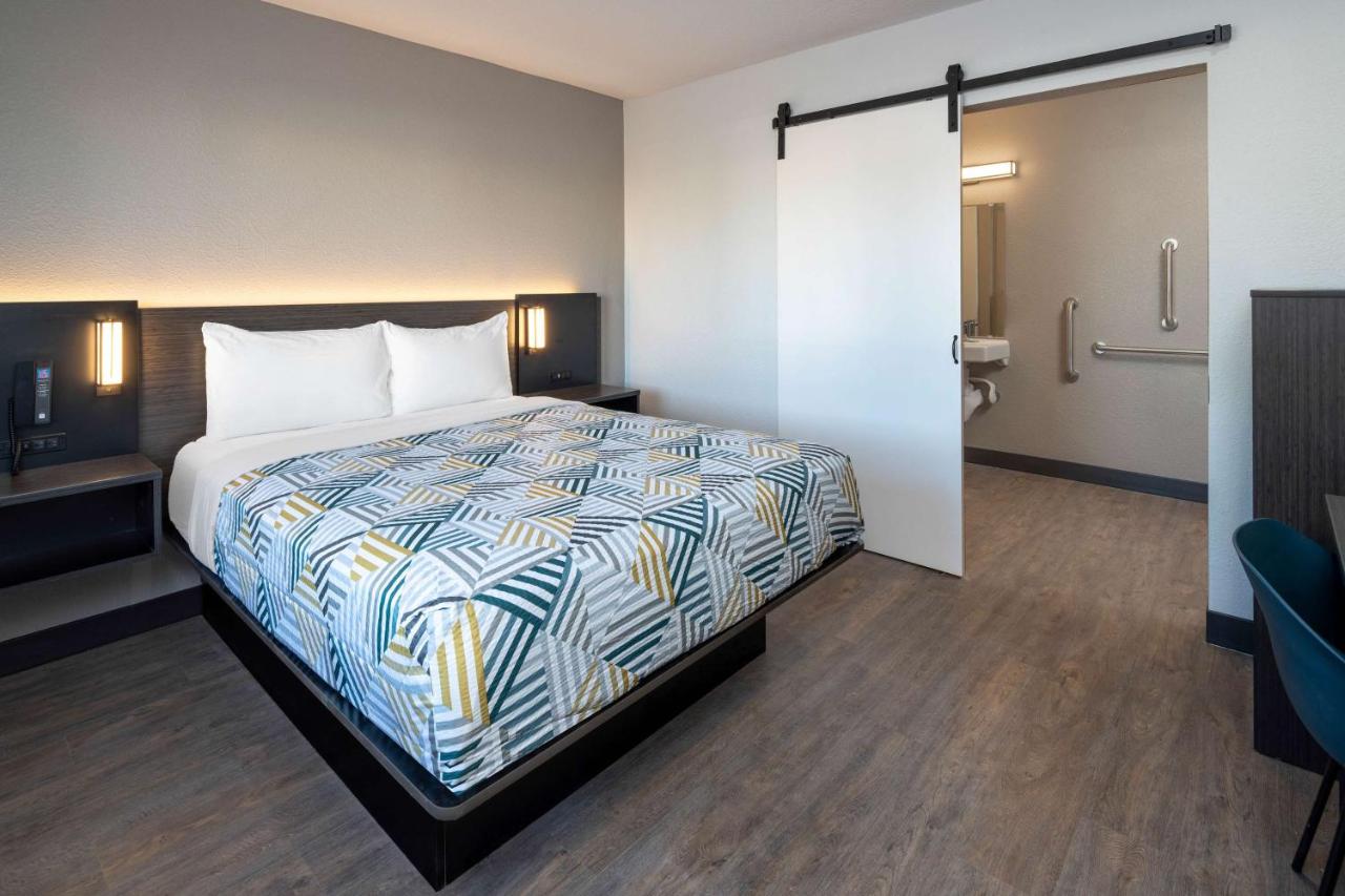 Queen Room - Disability Access - Non-Smoking at Motel 6-Fontana, CA