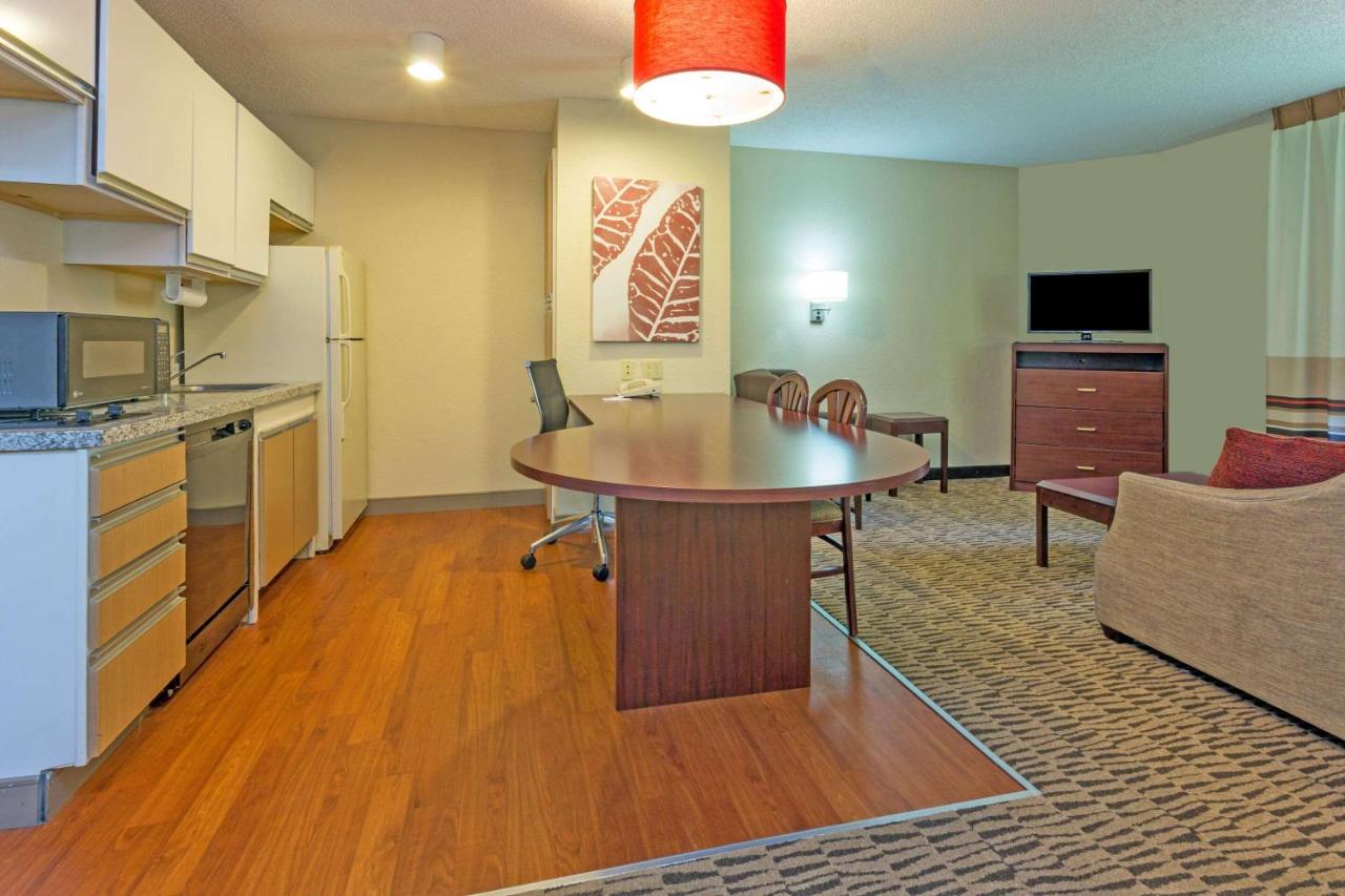 Queen Suite with Roll-In Shower - Accessible/Non Smoking at MainStay Suites Chicago Schaumburg