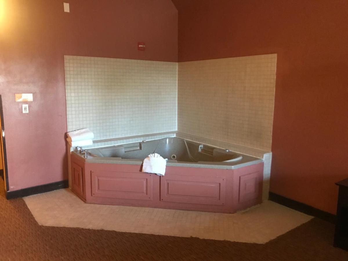 Suite with Hot Tub at Shary Inn and Suites