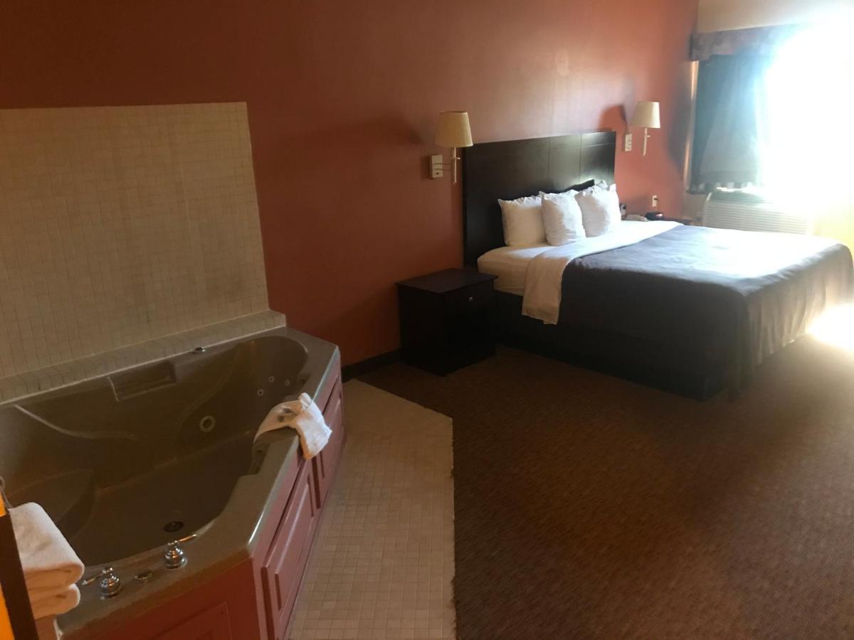Suite with Hot Tub at Shary Inn and Suites