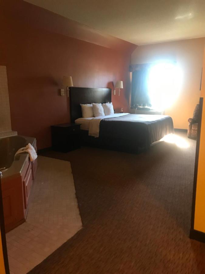 Suite with Hot Tub at Shary Inn and Suites