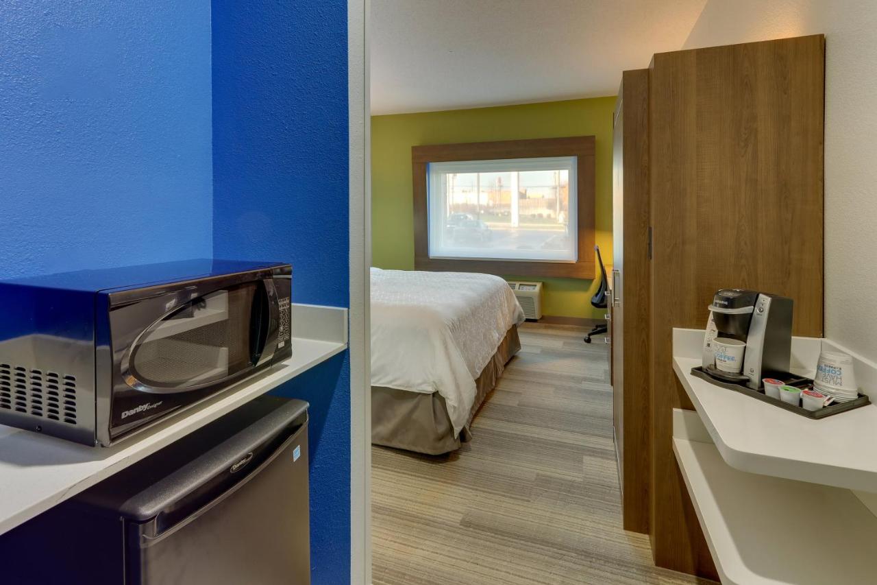 Deluxe King Room - Mobility Access Roll in Shower/Non-Smoking at Holiday Inn Express Cincinnati North - Monroe, an IHG Hotel