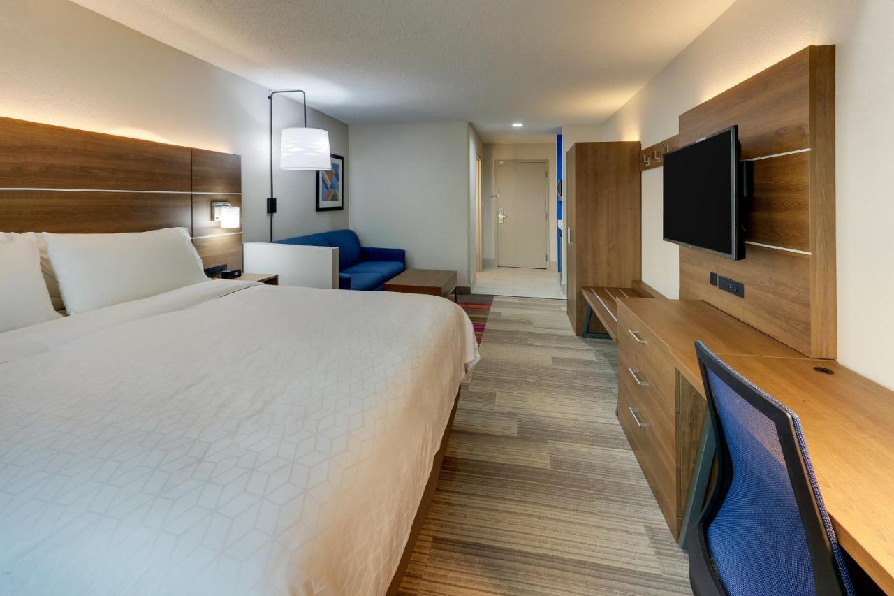 King Suite - Non-Smoking at Holiday Inn Express Cincinnati North - Monroe, an IHG Hotel