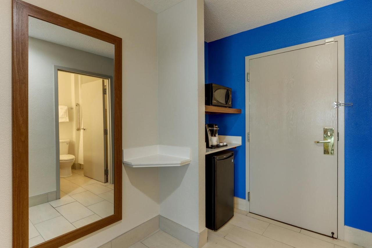 King Suite - Non-Smoking at Holiday Inn Express Cincinnati North - Monroe, an IHG Hotel
