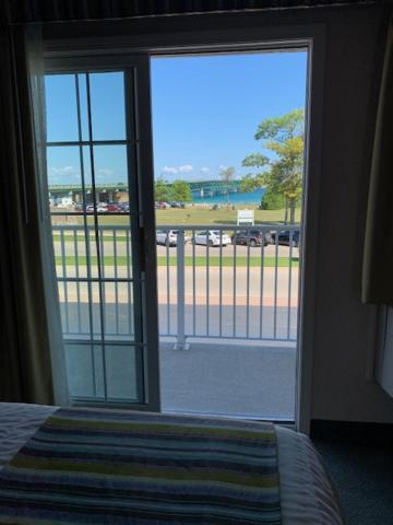 Deluxe Double Room with Balcony and Lake View at Parkside Inn Bridgeview