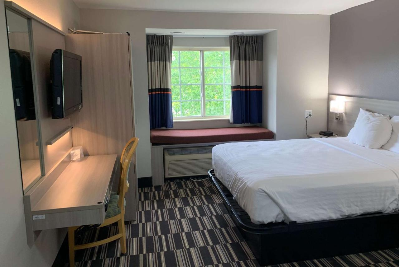 Queen Room - Non-Smoking at Microtel Inn by Wyndham Charlotte Airport