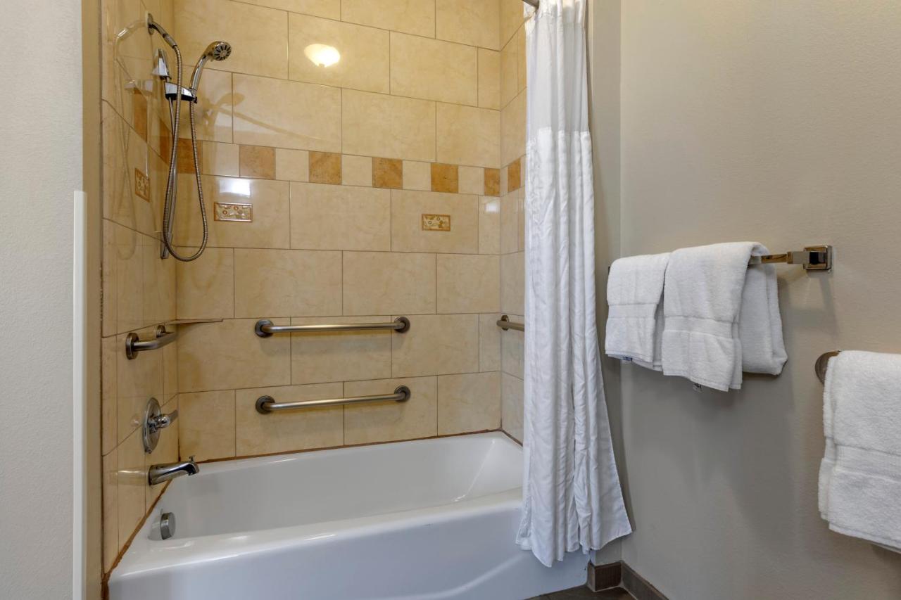  | Comfort Inn & Suites Near Lake Lewisville