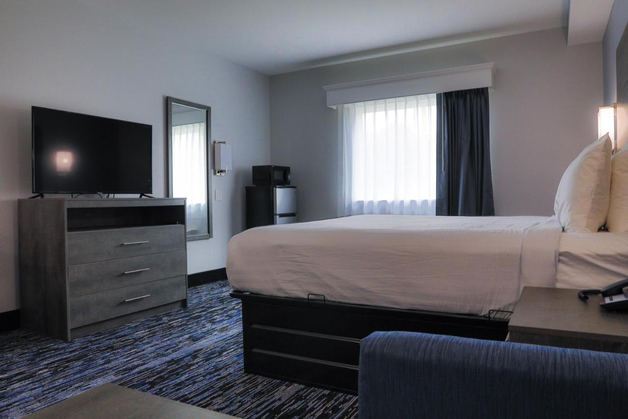 King Suite at Home Inn and Suites Olive Branch