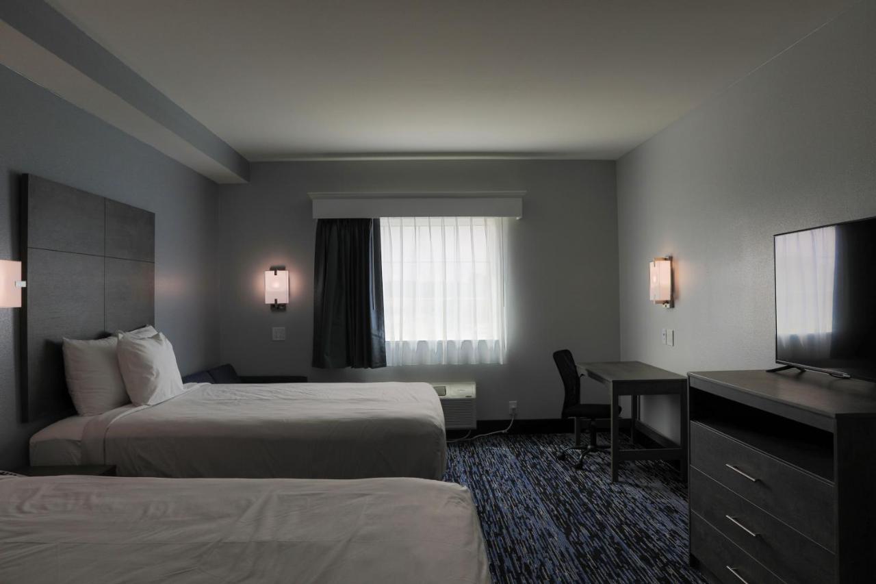 Queen Suite at Home Inn and Suites Olive Branch