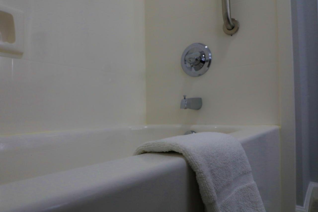 Queen Suite at Home Inn and Suites Olive Branch