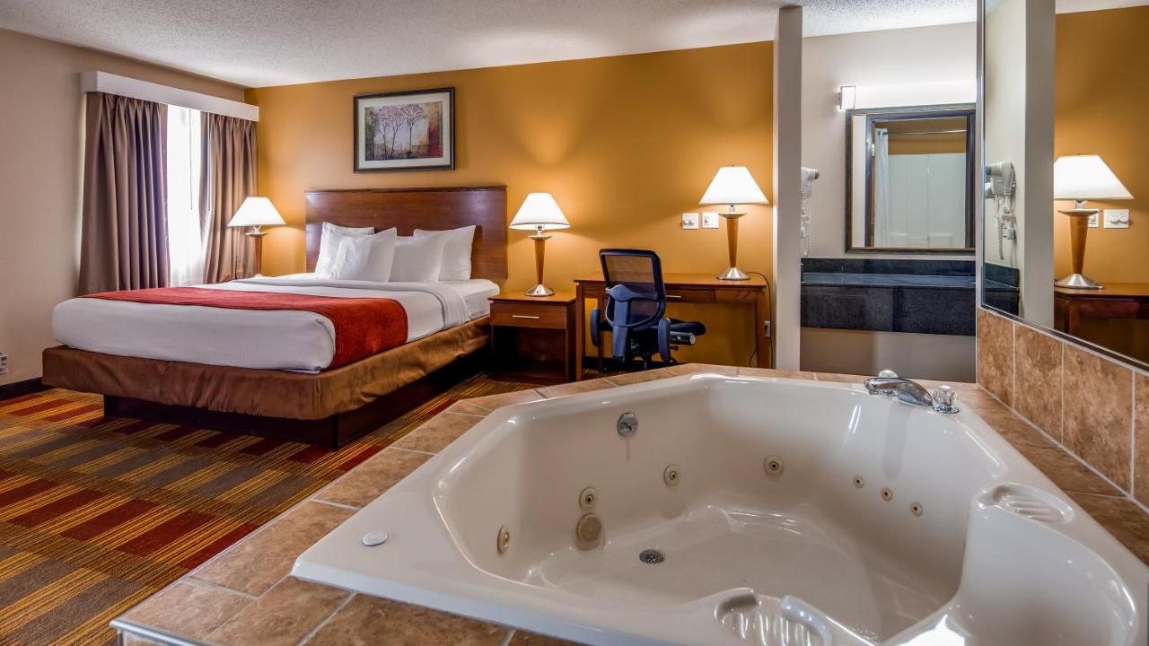 King Suite with Spa Bath - Pool View - Non Smoking at Best Western Lakewood Inn