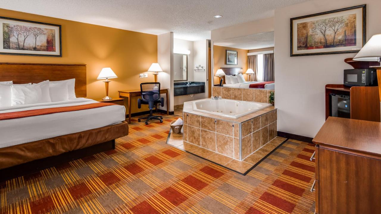 King Suite with Spa Bath - Pool View - Non Smoking at Best Western Lakewood Inn