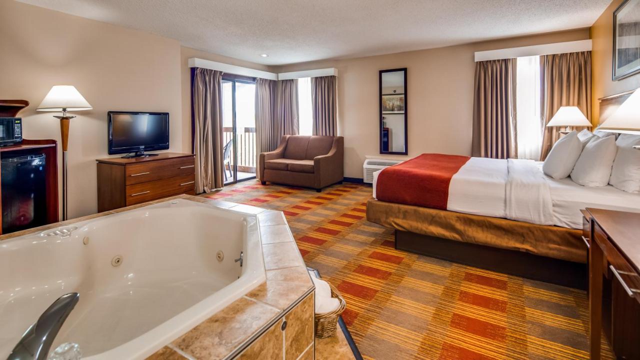 King Suite with Spa Bath - Pool View - Non Smoking at Best Western Lakewood Inn