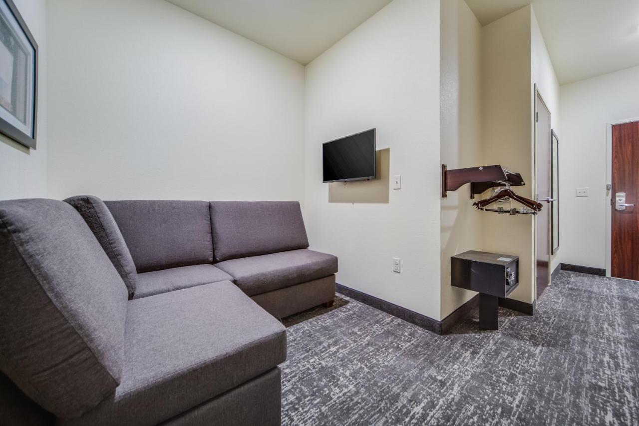 | Cobblestone Hotel & Suites - Cozad