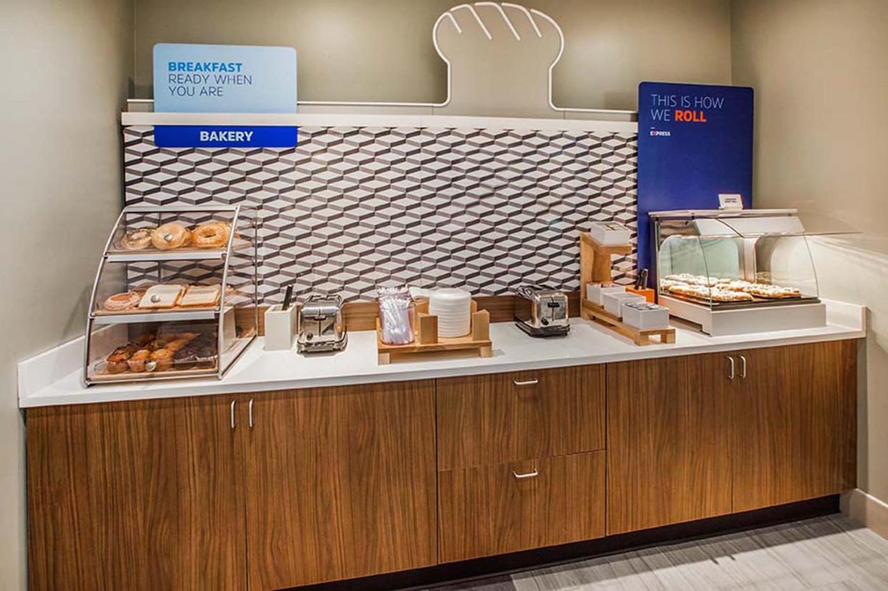 | Holiday Inn Express Vancouver North, an IHG Hotel