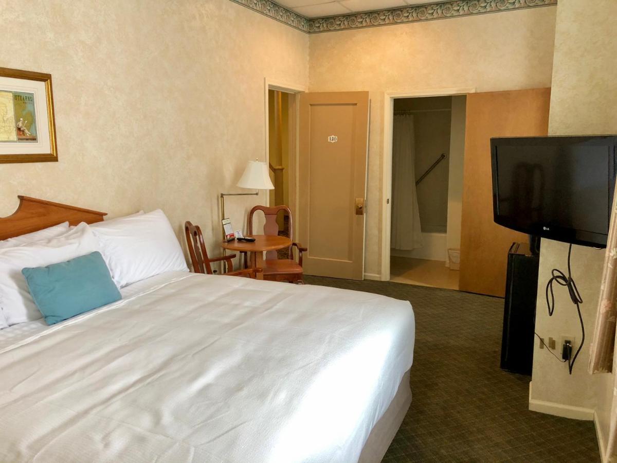 Standard King Room at Stearns Hotel
