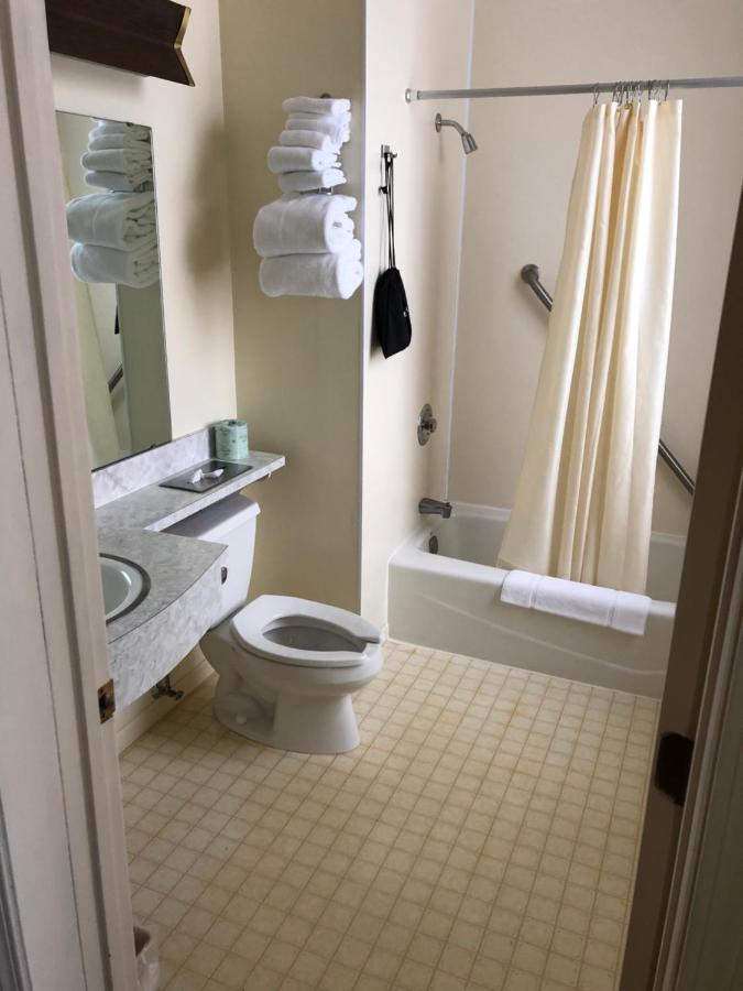 Queen Room with Spa Bath at Stearns Hotel