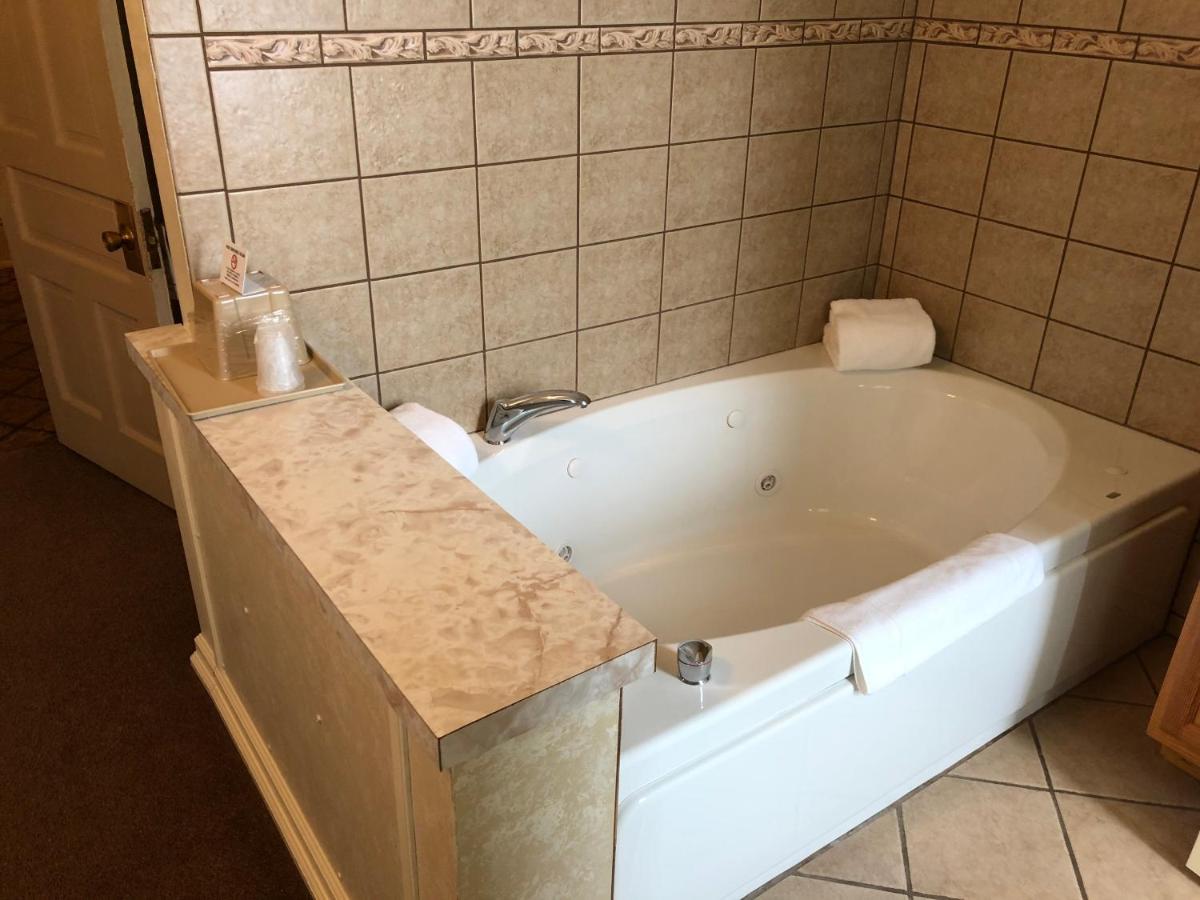 Queen Room with Spa Bath at Stearns Hotel