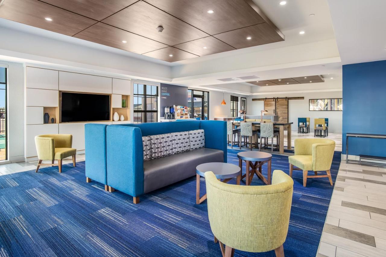 | Holiday Inn Express & Suites Tulsa East - Catoosa, an IHG Hotel