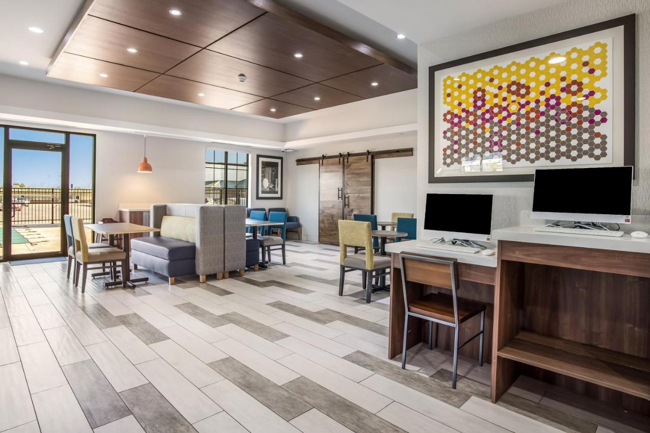 | Holiday Inn Express & Suites Tulsa East - Catoosa, an IHG Hotel