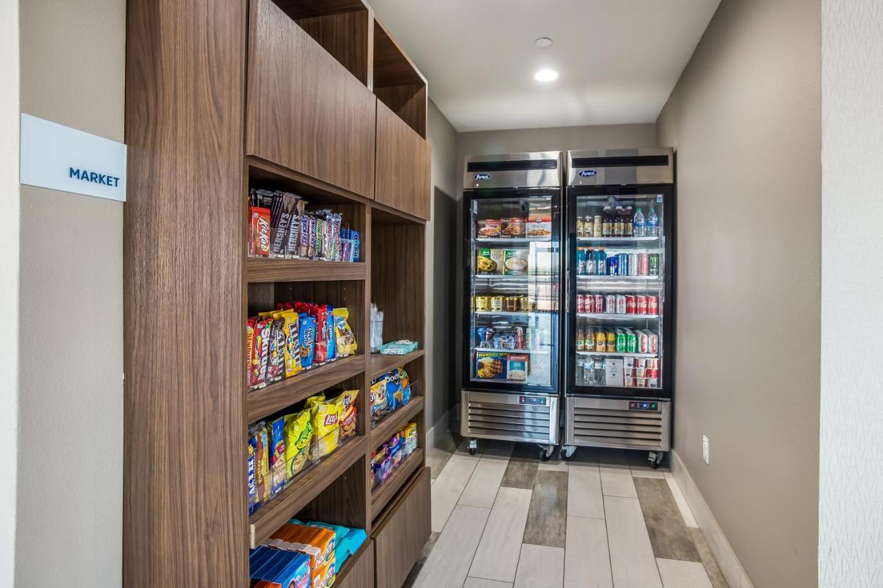 | Holiday Inn Express & Suites Tulsa East - Catoosa, an IHG Hotel