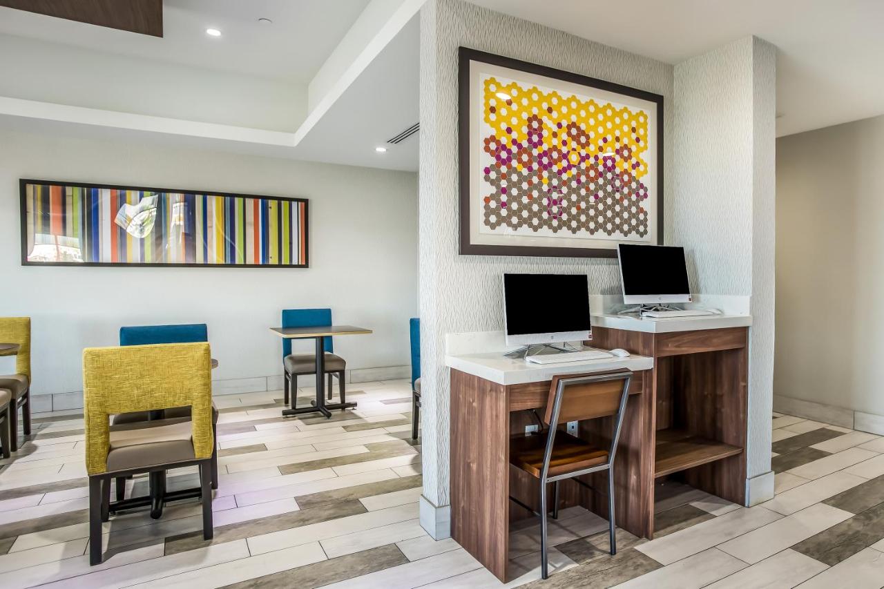 | Holiday Inn Express & Suites Tulsa East - Catoosa, an IHG Hotel
