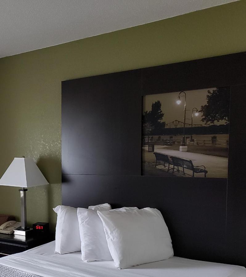 Queen Room - Disability Access/Non-Smoking at Super 8 by Wyndham La Crosse