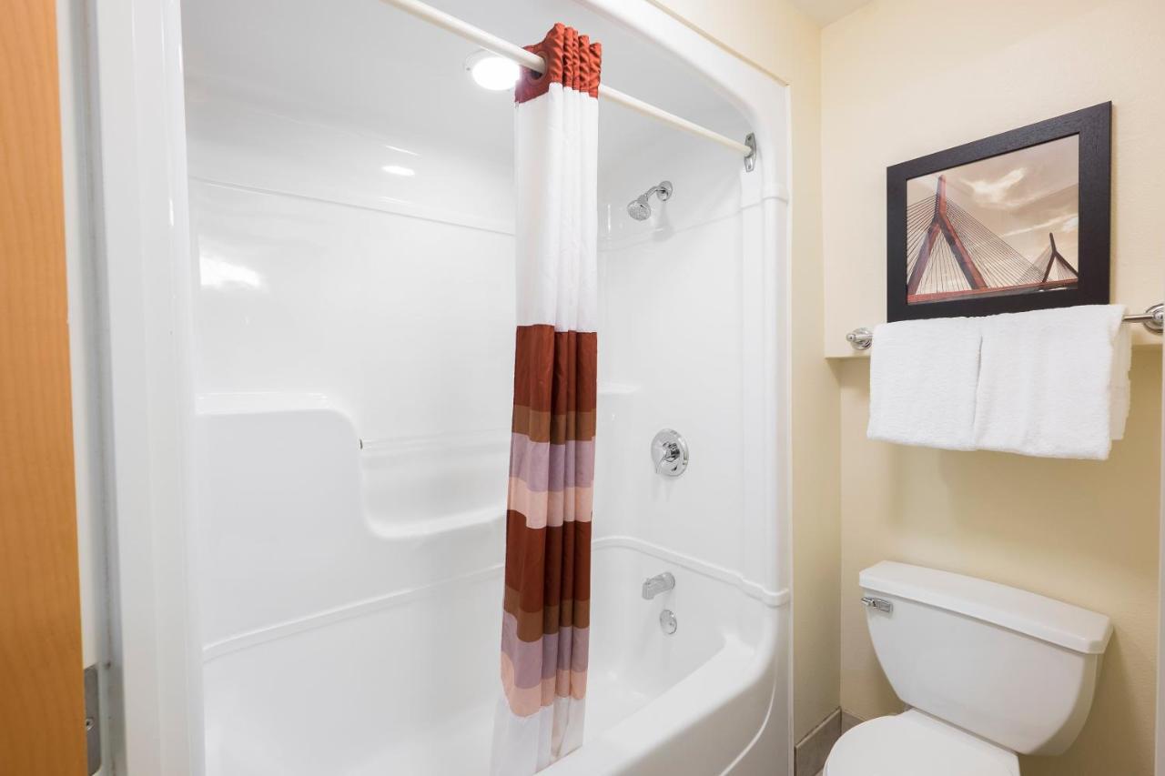 | Red Roof Inn PLUS+ Boston - Logan